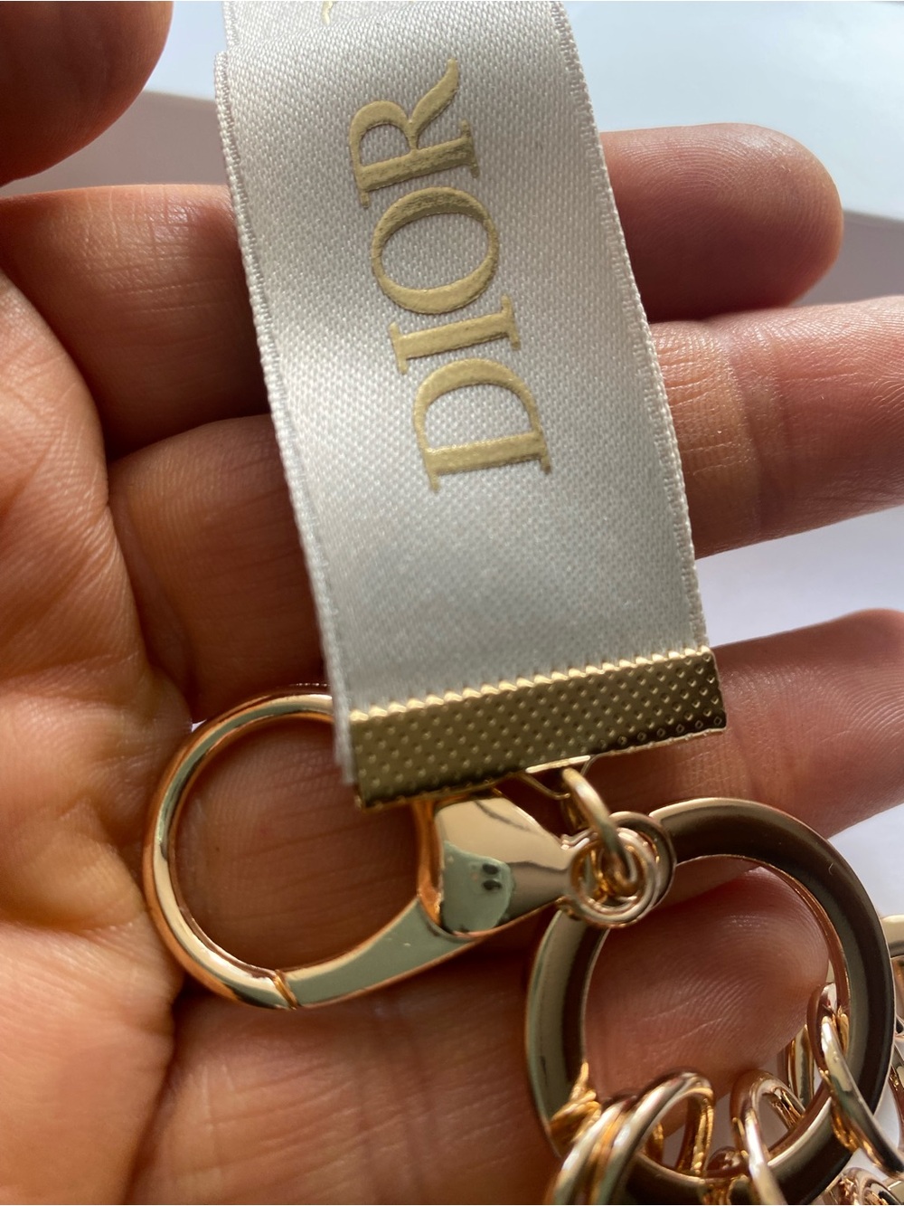 Fashion Gold Logo Key chain
Charm keybag GWP - Picture 2 of 7